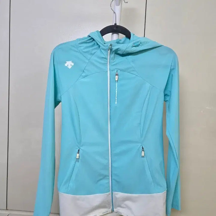 [SOLD OUT] 데상트 여성 바람막이 자켓 민트 S