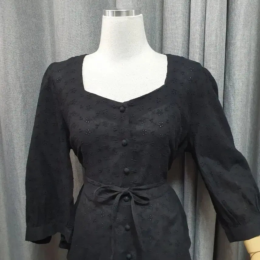 [SOLD OUT] L펀칭자수 하트넥 블라우스
