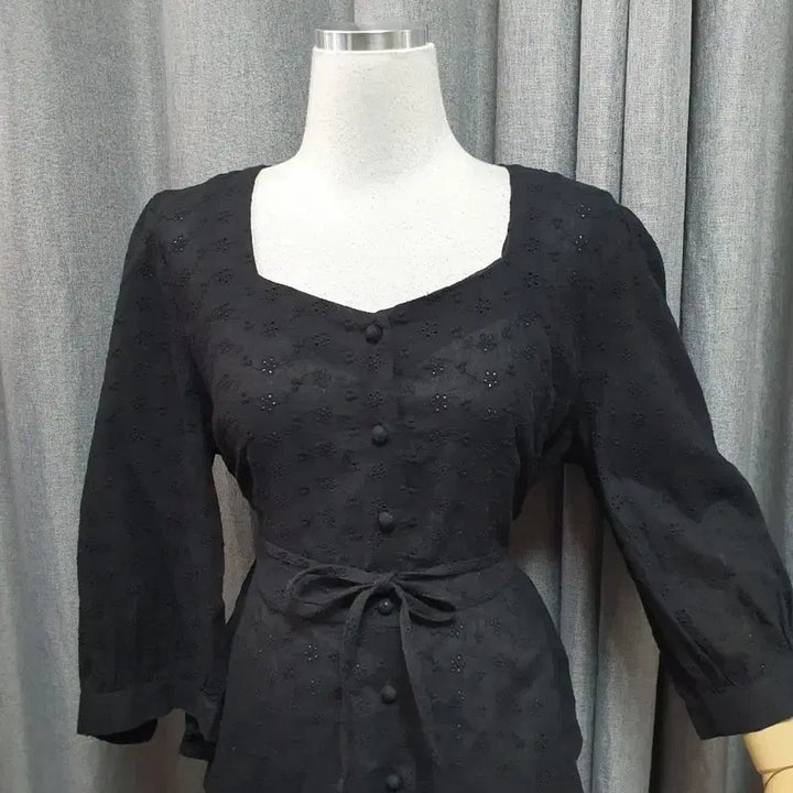 [SOLD OUT] L펀칭자수 하트넥 블라우스