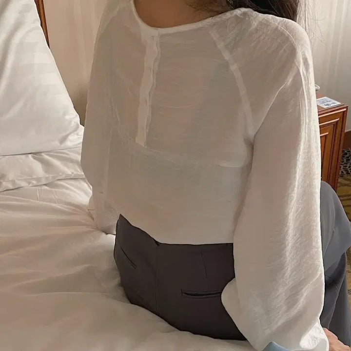 [BUNJANG] Round Neck Loose Fit Long Sleeve Blouse / 봄 라운드넥 뒷단추 루즈핏 오버핏 긴팔 블라우스 에이블리 지그재그