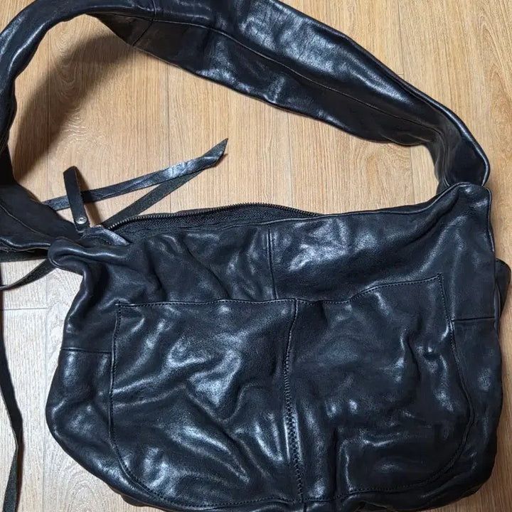[BUNJANG] Revenio Maker LUC02 Black Leather Shoulder Bag / 레베니오메이커 LUC02 블랙 가죽 숄더백