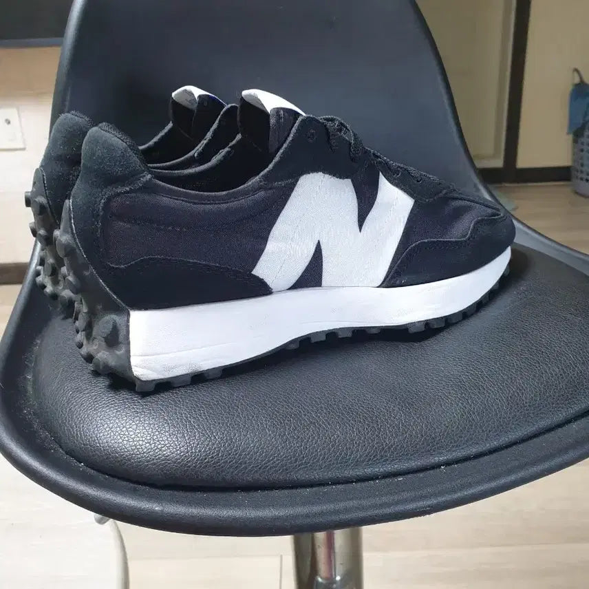 [BUNJANG] New Balance 327 Black Sneakers 250 / 뉴발란스 327 블랙 스니커즈 250