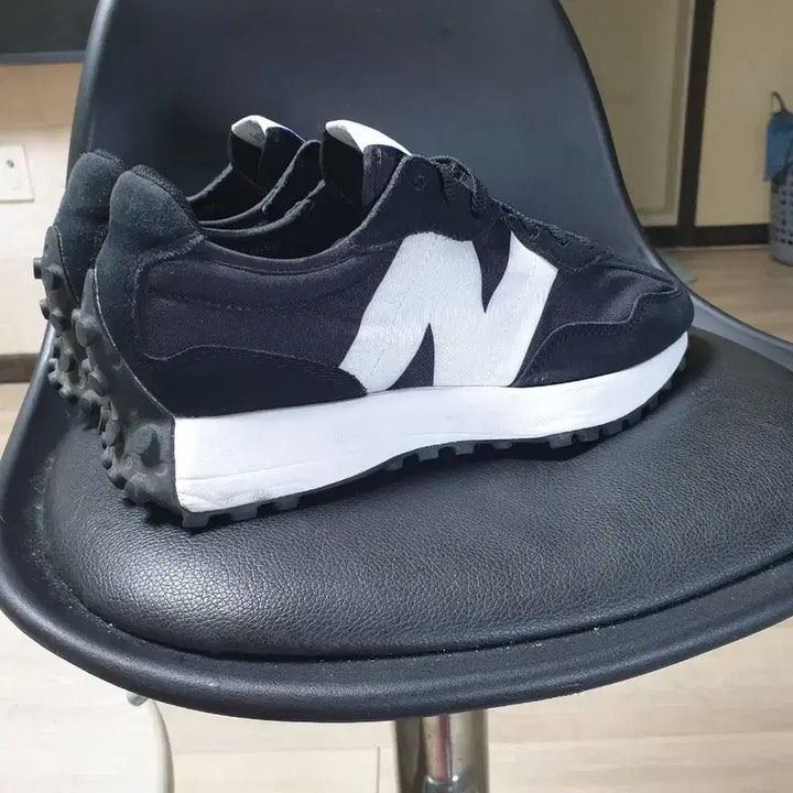 [BUNJANG] New Balance 327 Black Sneakers 250 / 뉴발란스 327 블랙 스니커즈 250