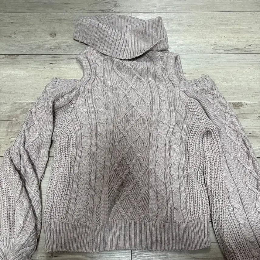 [BUNJANG] Ingni Pink Cable Knit Sweater with Shoulder Cutouts / 어깨트임 케이블 니트 핑크 머플러 연보라 잉그니 양산형 니트