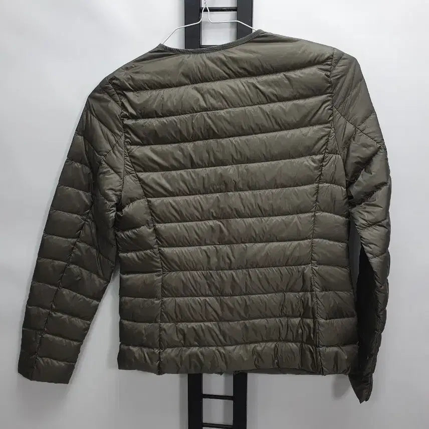 [BUNJANG] Uniqlo U Round Neck Down Jacket Khaki M / 유니클로 경량 패딩 u라운드넥 다운 자켓 카키 m