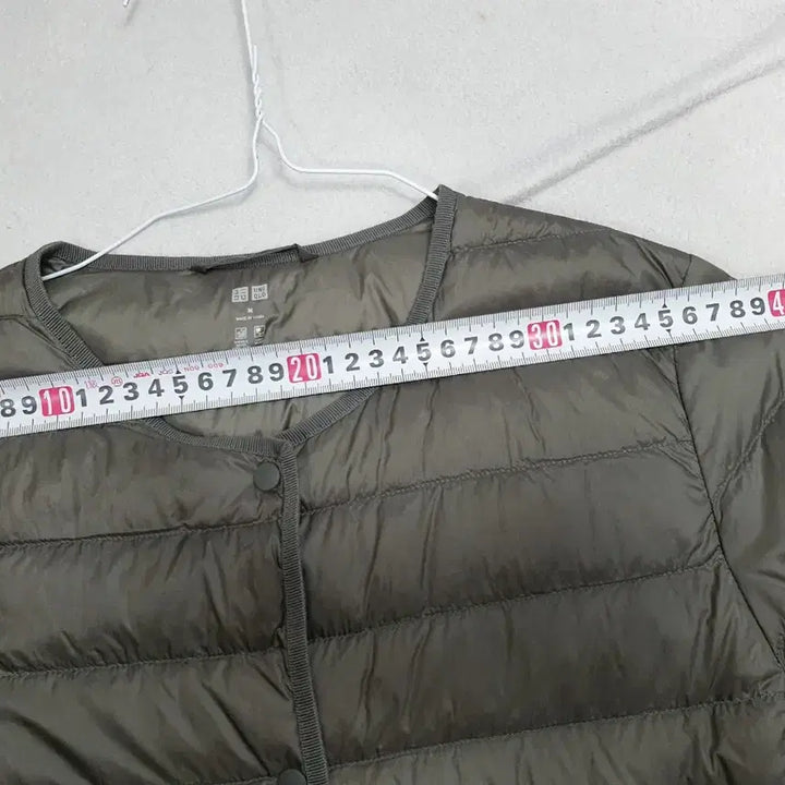 [BUNJANG] Uniqlo U Round Neck Down Jacket Khaki M / 유니클로 경량 패딩 u라운드넥 다운 자켓 카키 m