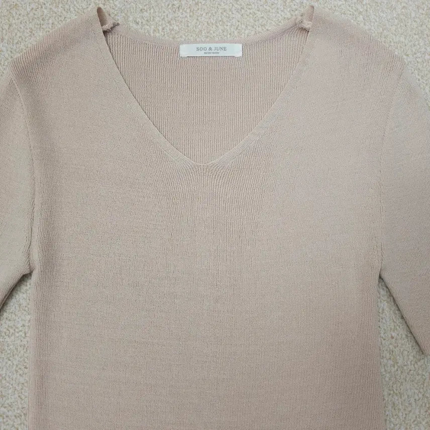 [BUNJANG] SOO&amp;JUNE V-neck Short Sleeve Knit Top / (F)SOO&amp;JUNE 여성 브이넥 반팔 니트 핑크베이지