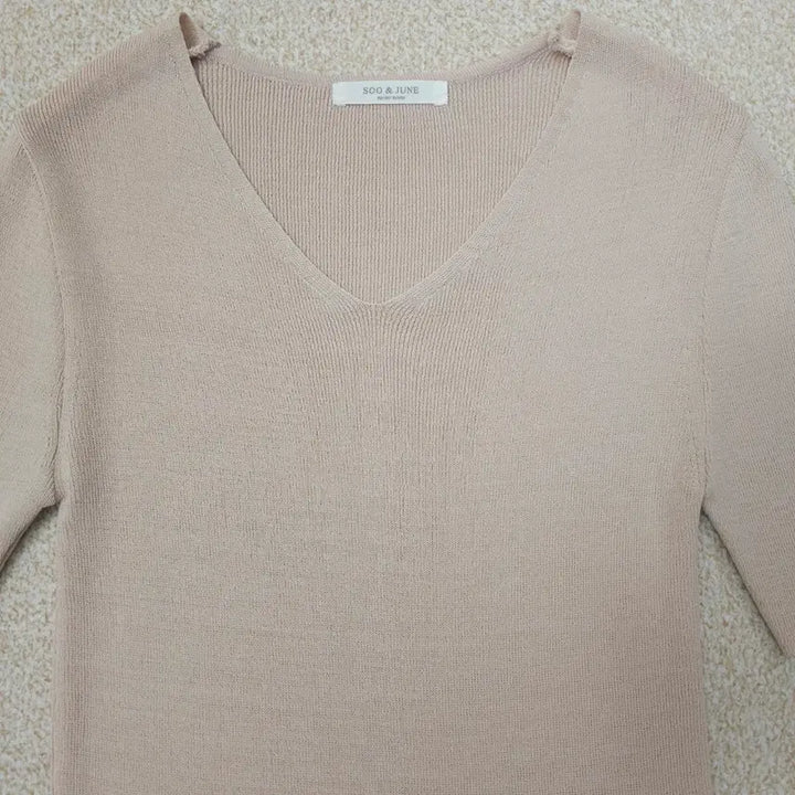 [BUNJANG] SOO&amp;JUNE V-neck Short Sleeve Knit Top / (F)SOO&amp;JUNE 여성 브이넥 반팔 니트 핑크베이지