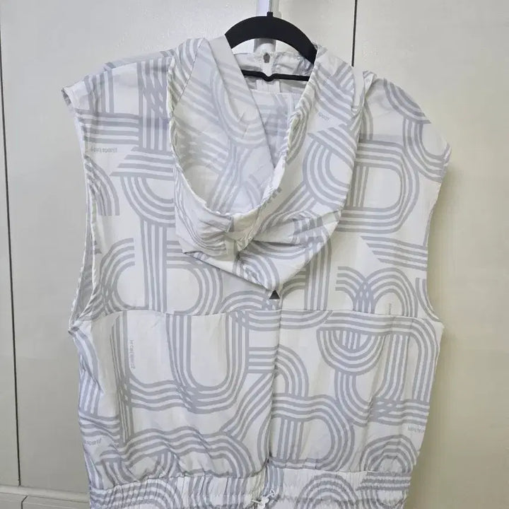 [SOLD OUT] 르꼬끄 그래픽 패턴 바람막이 조끼