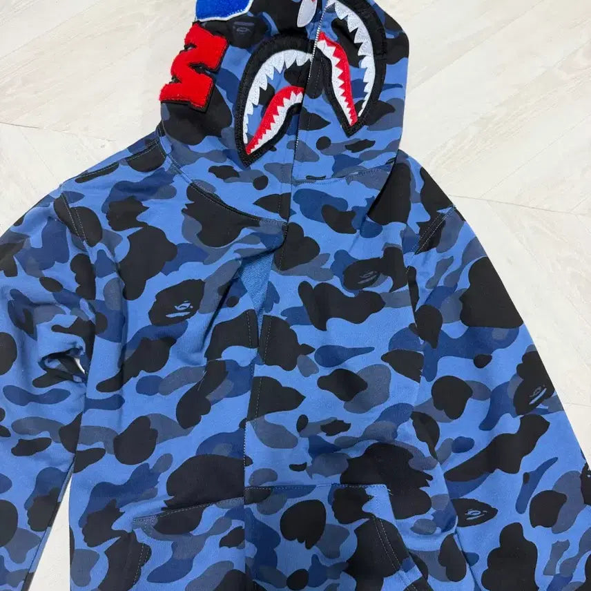 [SOLD OUT] 베이프 블루 카모 샤크 후드 집업
