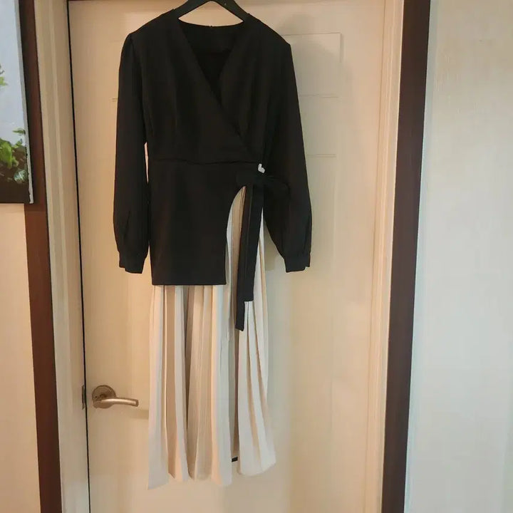 [BUNJANG] Black Top Ivory Pleated Skirt Wrap Dress / 주름 원피스55반