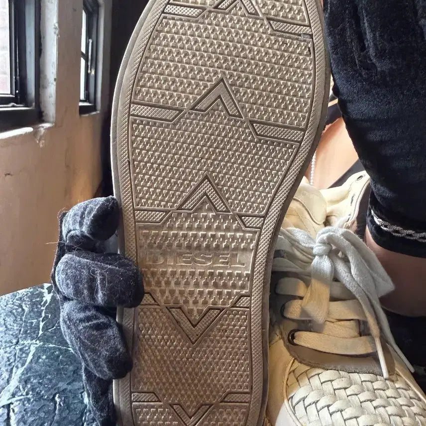 [BUNJANG] Diesel High-Top White Sneakers / 디젤 하이탑 화이트스니커즈 255