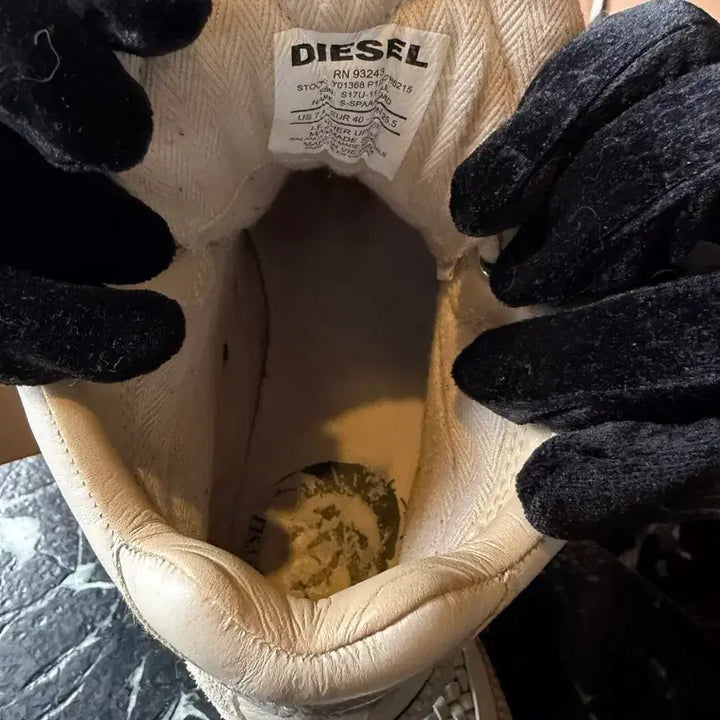 [BUNJANG] Diesel High-Top White Sneakers / 디젤 하이탑 화이트스니커즈 255