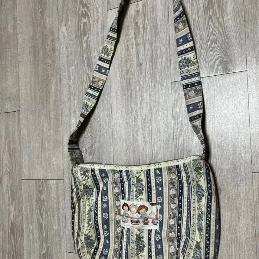 [BUNJANG] Vintage Floral Pattern Crossbody Bag / 빈티지 크로스백