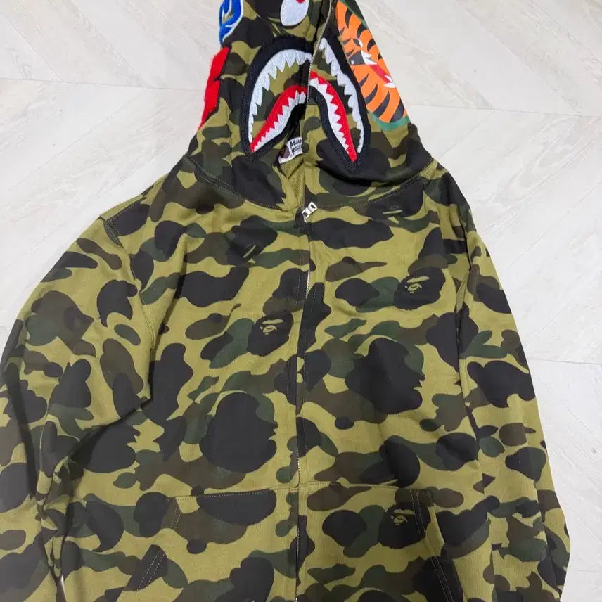 [SOLD OUT] 베이프 샤크 후드집업 카모 녹계
