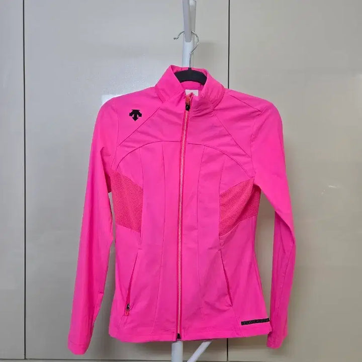 [SOLD OUT] 데상트 핑크 여성 바람막이 자켓