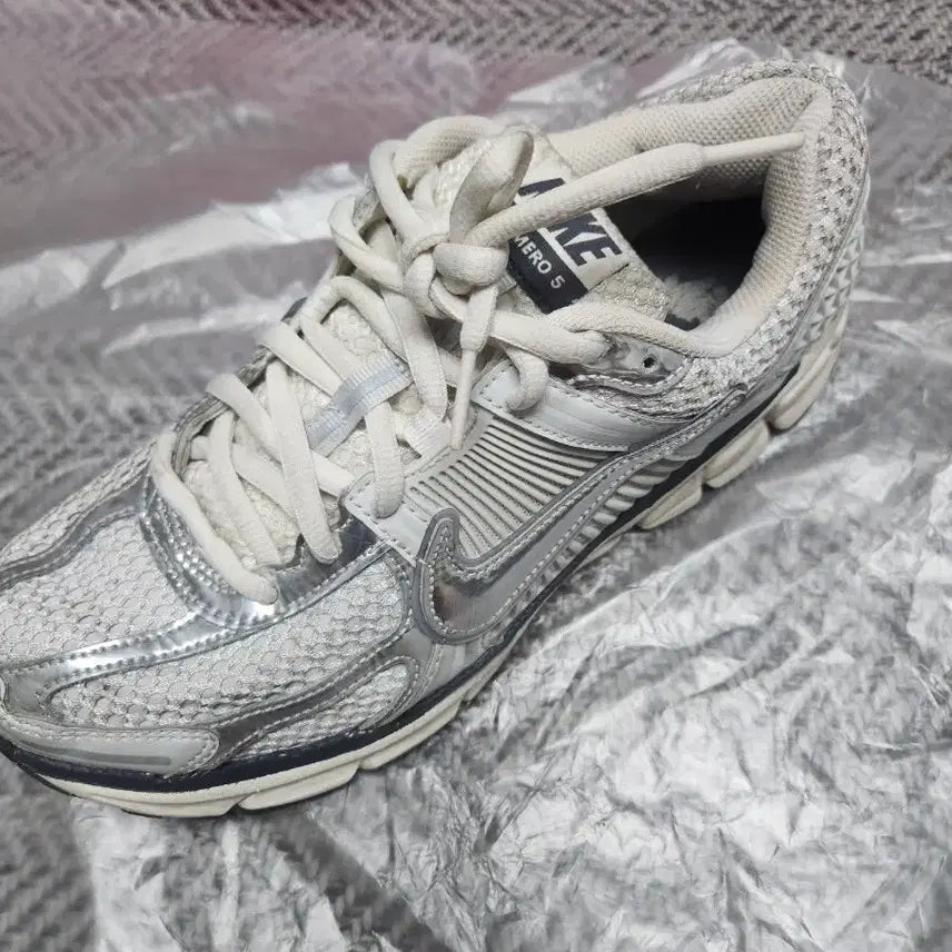 [BUNJANG] Nike Vomero 5 Silver/White Sneakers / 나이키 Vomero 5 운동화 실버/화이트 270