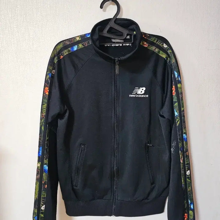 [BUNJANG] New Balance Black Flower Track Top (S) / 뉴발란스 블랙 플라워 트랙탑 S