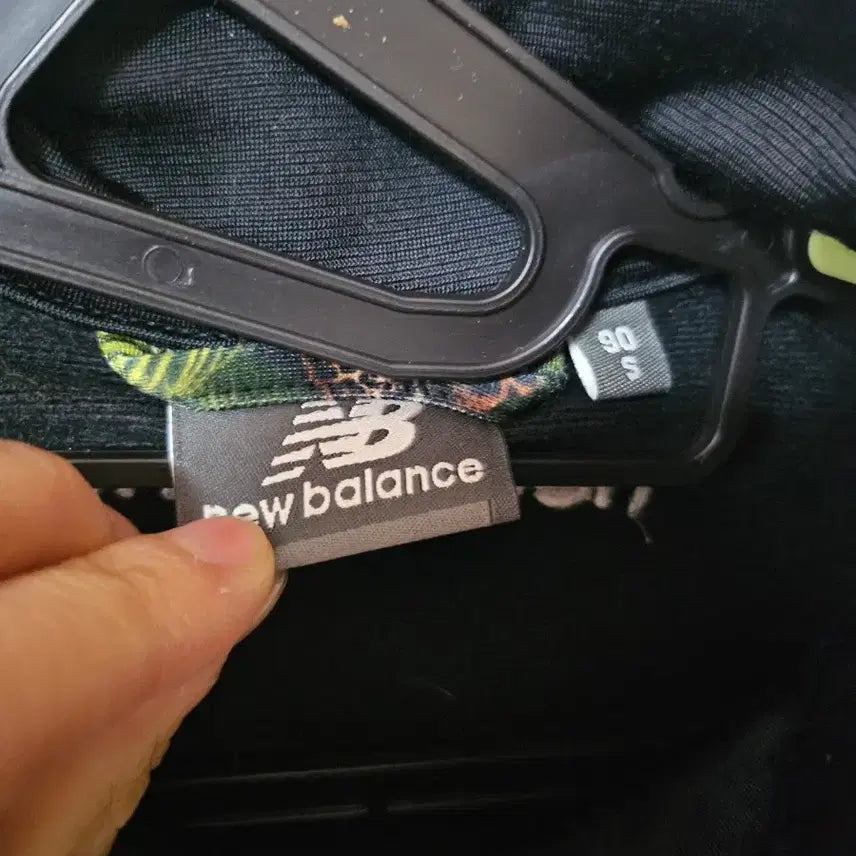 [BUNJANG] New Balance Black Flower Track Top (S) / 뉴발란스 블랙 플라워 트랙탑 S