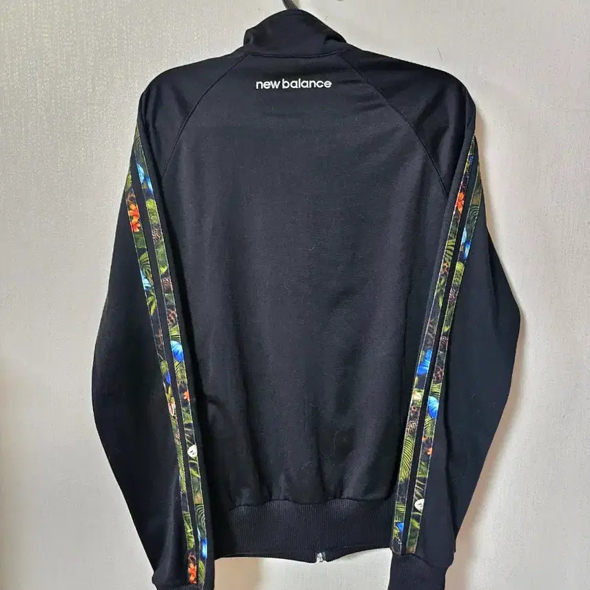 [BUNJANG] New Balance Black Flower Track Top (S) / 뉴발란스 블랙 플라워 트랙탑 S