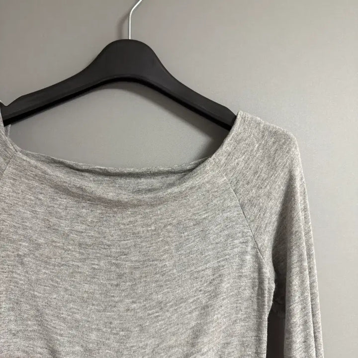 [BUNJANG] Off-shoulder Twist Crop Top / 오프숄더 꼬임 셔링 크롭 티셔츠