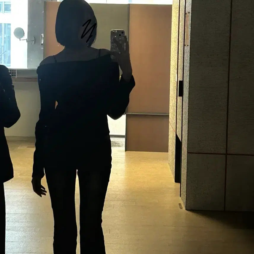 [BUNJANG] Black Off-Shoulder Long Sleeve Top / 블랙 오프숄더 긴팔티
