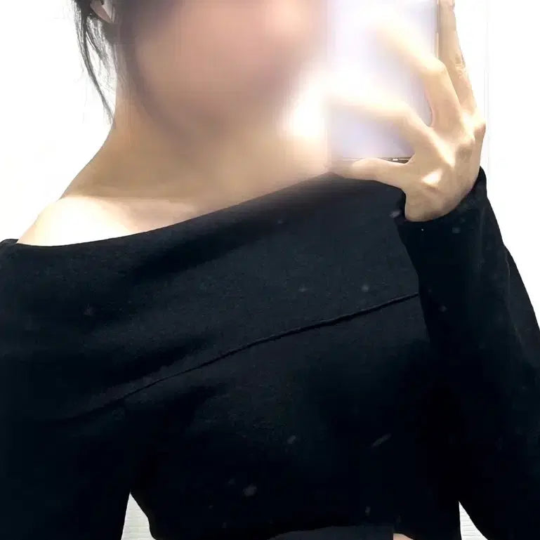 [BUNJANG] Black Off-Shoulder Long Sleeve Top / 블랙 오프숄더 긴팔티