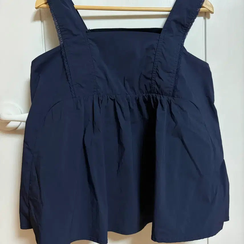 [SOLD OUT] 레이스버튼 슬리브리스 블라우스