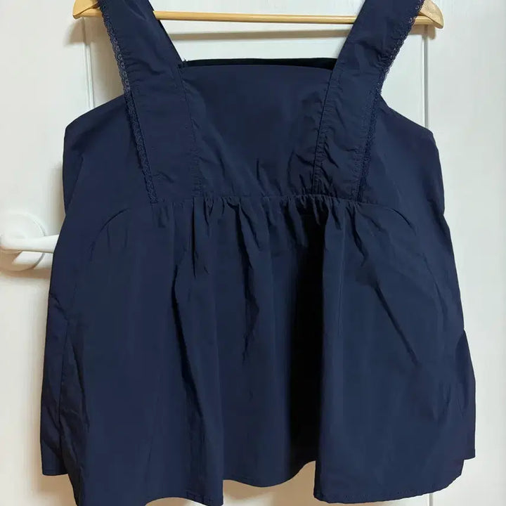[SOLD OUT] 레이스버튼 슬리브리스 블라우스