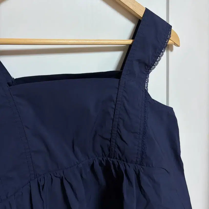 [SOLD OUT] 레이스버튼 슬리브리스 블라우스
