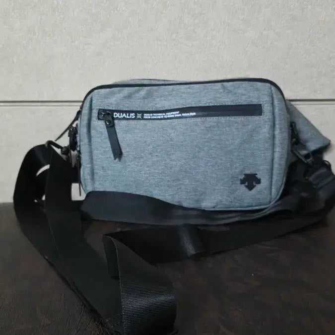 [BUNJANG] Descente Sling Crossbody Bag / 데상트슬링백겸크로스백