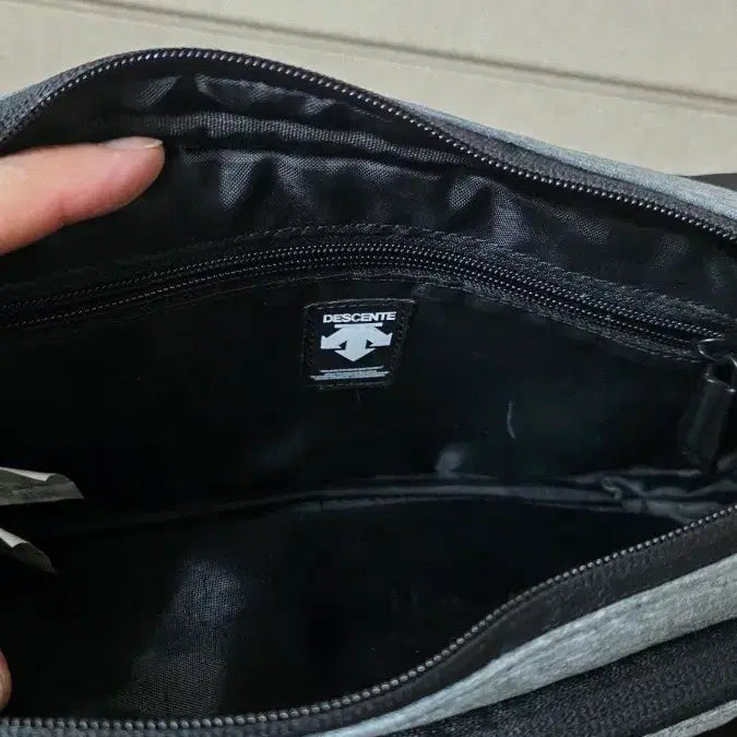 [BUNJANG] Descente Sling Crossbody Bag / 데상트슬링백겸크로스백