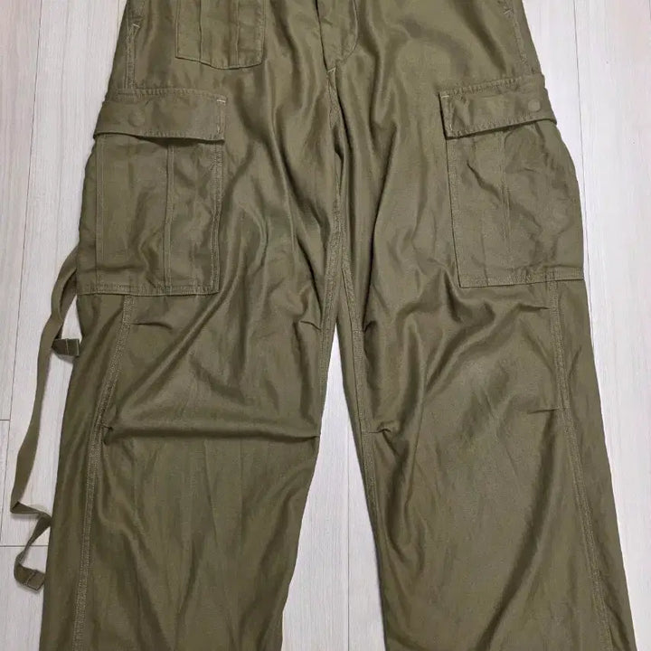 [SOLD OUT] [32사이즈] 나이젤카본 아미카고팬츠 카키색상