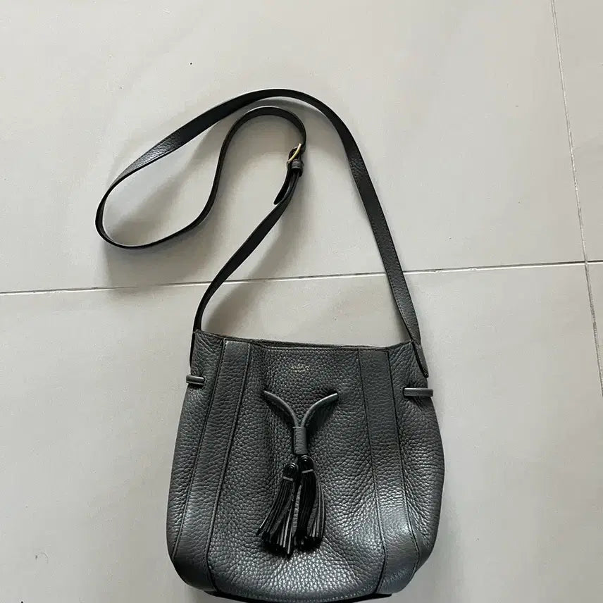 [SOLD OUT] MULBERRY 블랙 레더 테슬 숄더백
