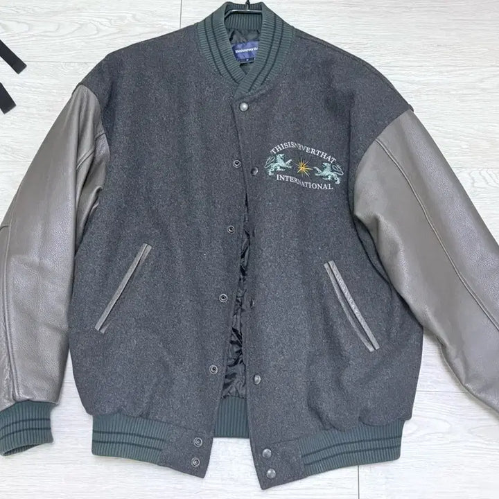 [SOLD OUT] 디스이즈네버댓 라이언 바시티 M