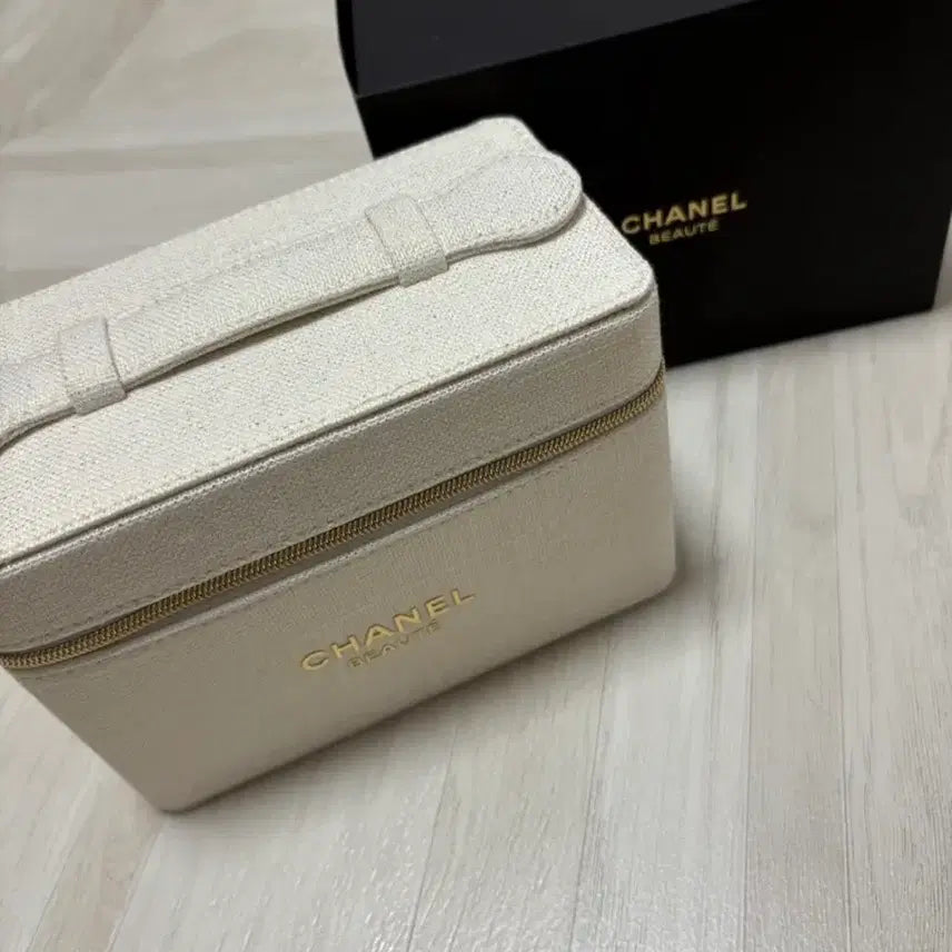 [BUNJANG] Chanel Ivory Tweed Vanity Pouch / [새상품]샤넬 아이보리 트위드 베니티