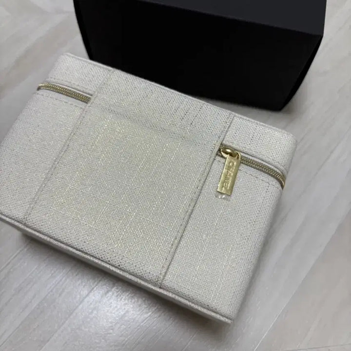 [BUNJANG] Chanel Ivory Tweed Vanity Pouch / [새상품]샤넬 아이보리 트위드 베니티