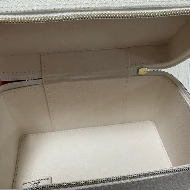 [BUNJANG] Chanel Ivory Tweed Vanity Pouch / [새상품]샤넬 아이보리 트위드 베니티