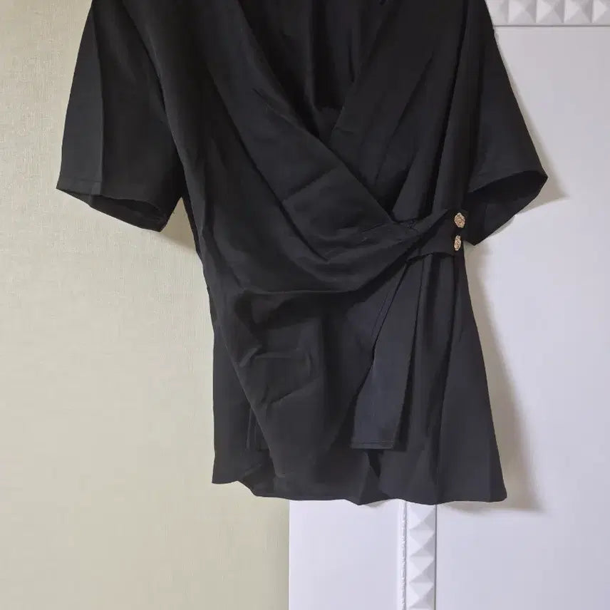 [BUNJANG] Black Wrap Style Short Sleeve Blouse / 랩 스타일 블랙 반팔 블라우스