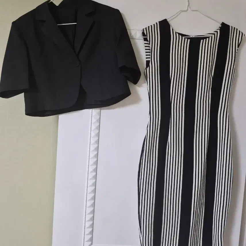 [BUNJANG] Black Short-Sleeved Jacket &amp; Striped One-Piece Dress Set / 블랙 반팔 자켓 + 스트라이프 원피스 세트