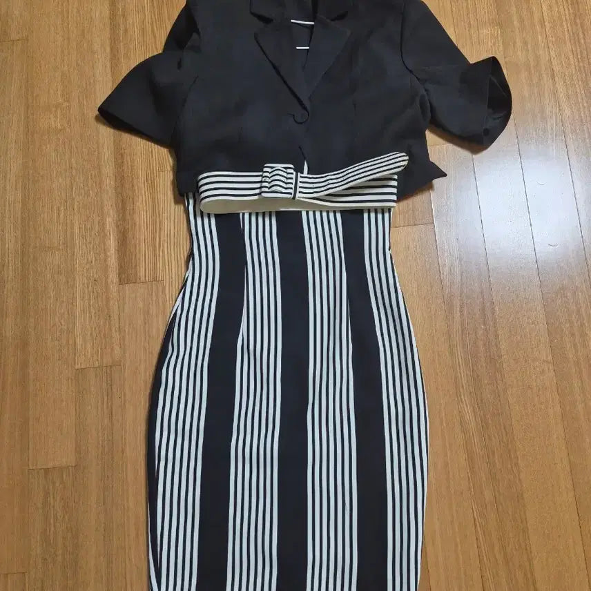 [BUNJANG] Black Short-Sleeved Jacket &amp; Striped One-Piece Dress Set / 블랙 반팔 자켓 + 스트라이프 원피스 세트