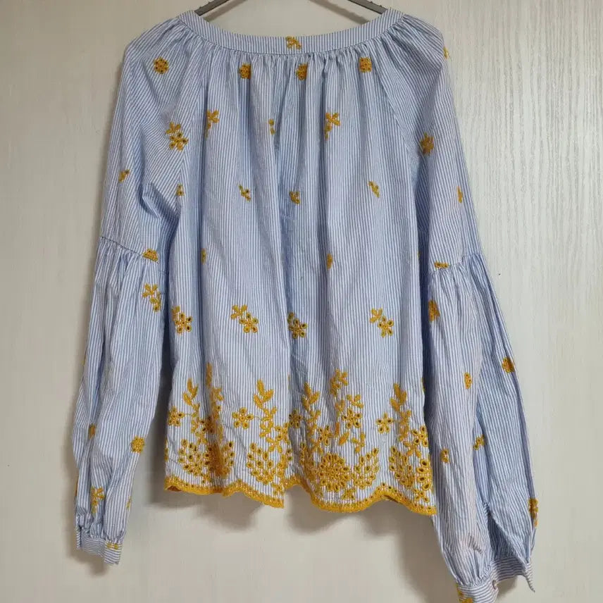 [SOLD OUT] 자라 플라워 아일렛 스트라이프퍼프 태슬블라우스
