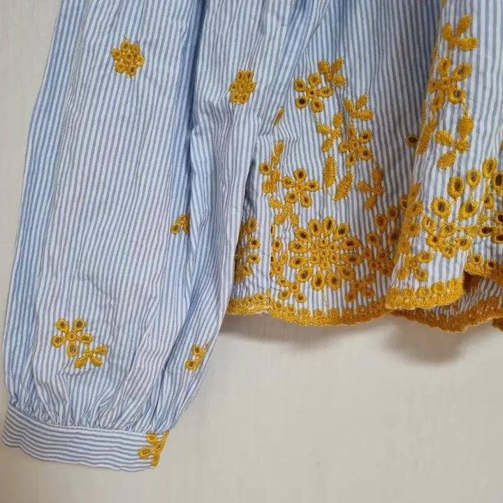 [SOLD OUT] 자라 플라워 아일렛 스트라이프퍼프 태슬블라우스