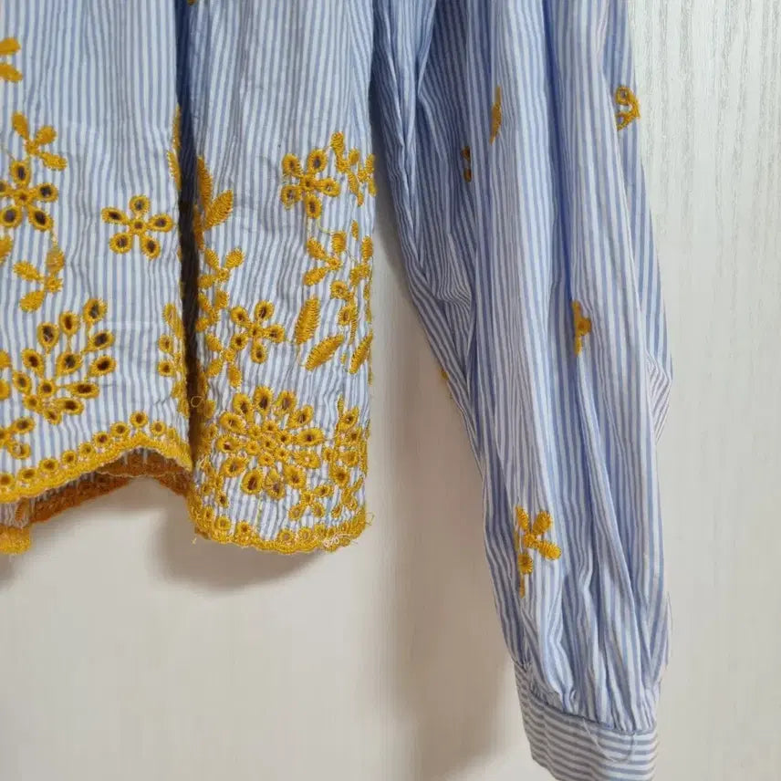 [SOLD OUT] 자라 플라워 아일렛 스트라이프퍼프 태슬블라우스