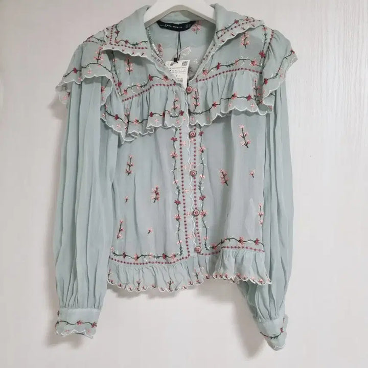 [SOLD OUT] 자라 아플리케 플라워 자수 블라우스 XS