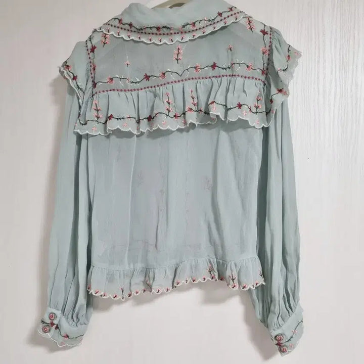 [SOLD OUT] 자라 아플리케 플라워 자수 블라우스 XS