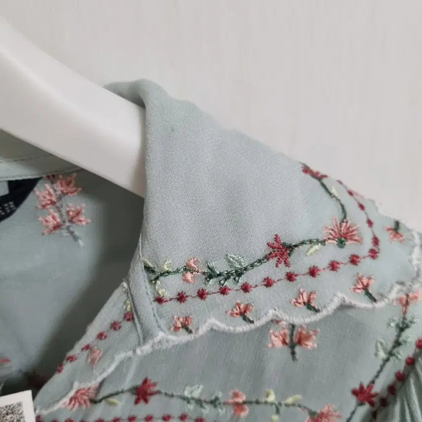 [SOLD OUT] 자라 아플리케 플라워 자수 블라우스 XS