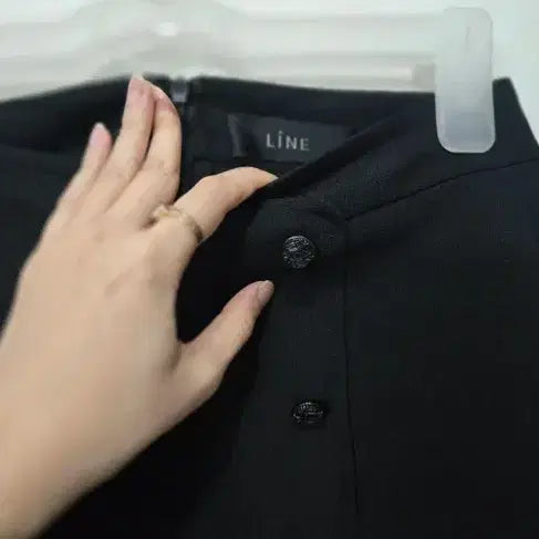 [BUNJANG] LINE Black Button Point Midi Skirt / LINE 블랙 버튼 포인트 미디 스커트