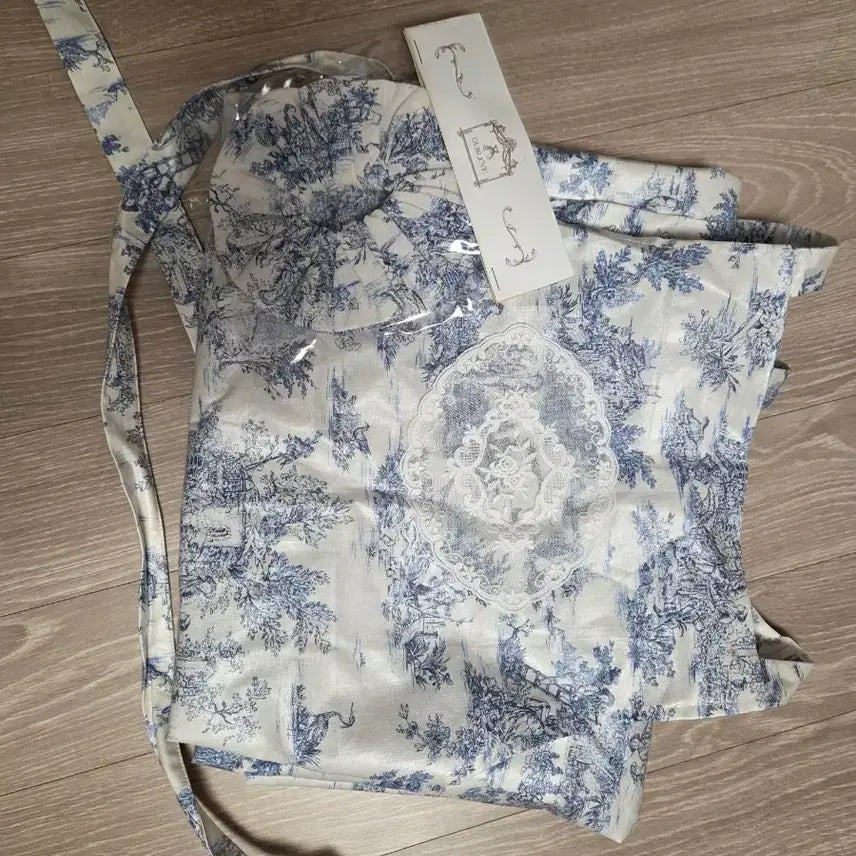 [BUNJANG] DeBeurre Bebe Twill Waterproof Apron &amp; Scrunchie Set - Blue / 드브르베 트왈 방수 앞치마 + 머리끈 세트 블루