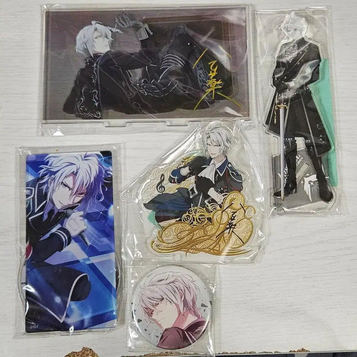 [BUNJANG] TRIGGER Yaotome Gaku Acrylic Stand and Can Badge Bundle Set / 아이나나 야오토메 가쿠 트리거 아크릴 스탠드 캔뱃지 일괄